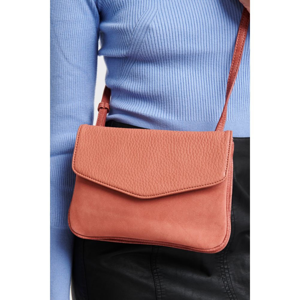 Woman wearing Ginger Moda Luxe Tate Crossbody 842017100737 View 2 | Ginger