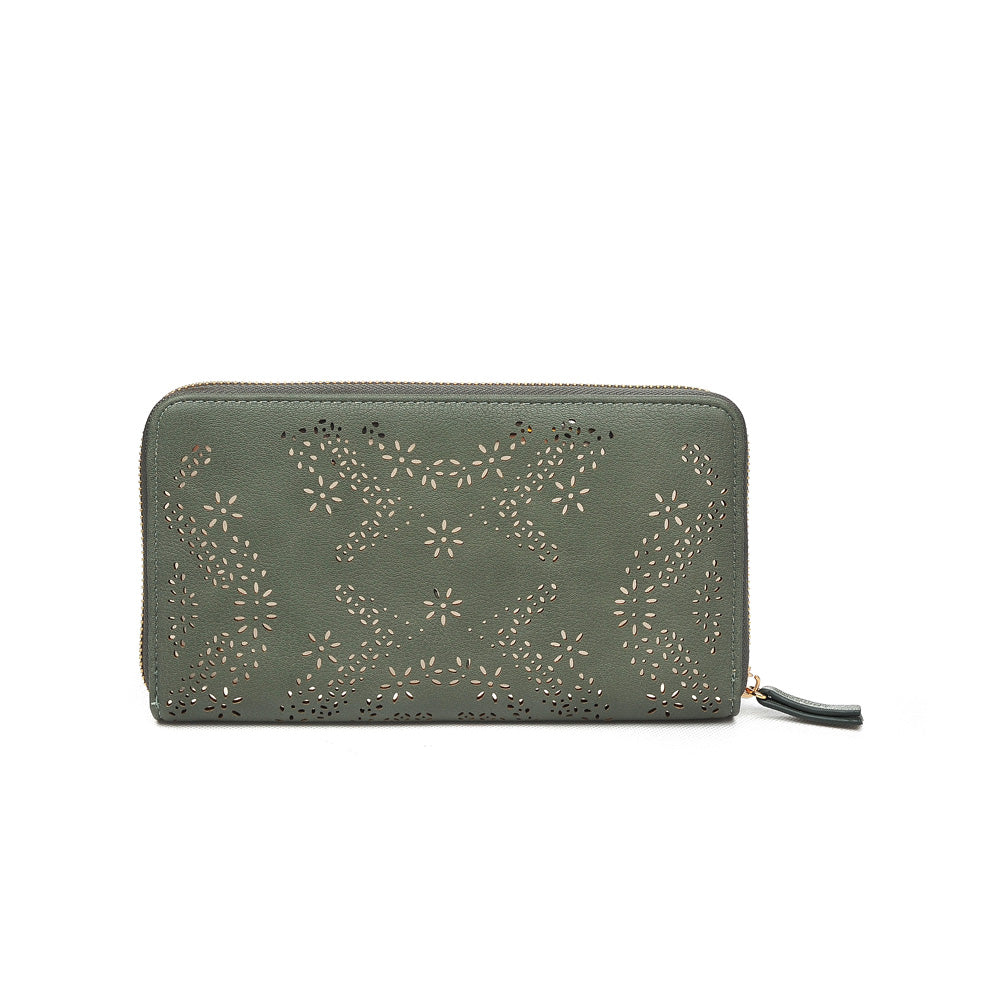Woman wearing Olive Moda Luxe Soho Wallet 842017115281 View 7 | Olive