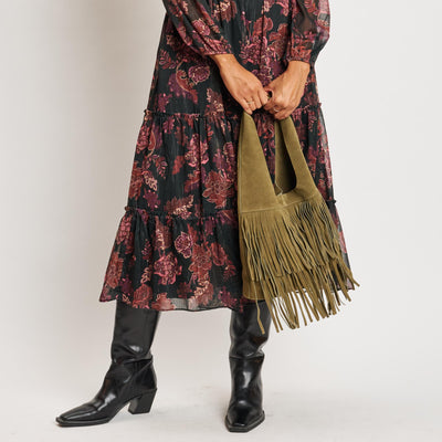 Woman wearing Olive Moda Luxe Hope Hobo 842017139102 View 1 | Olive