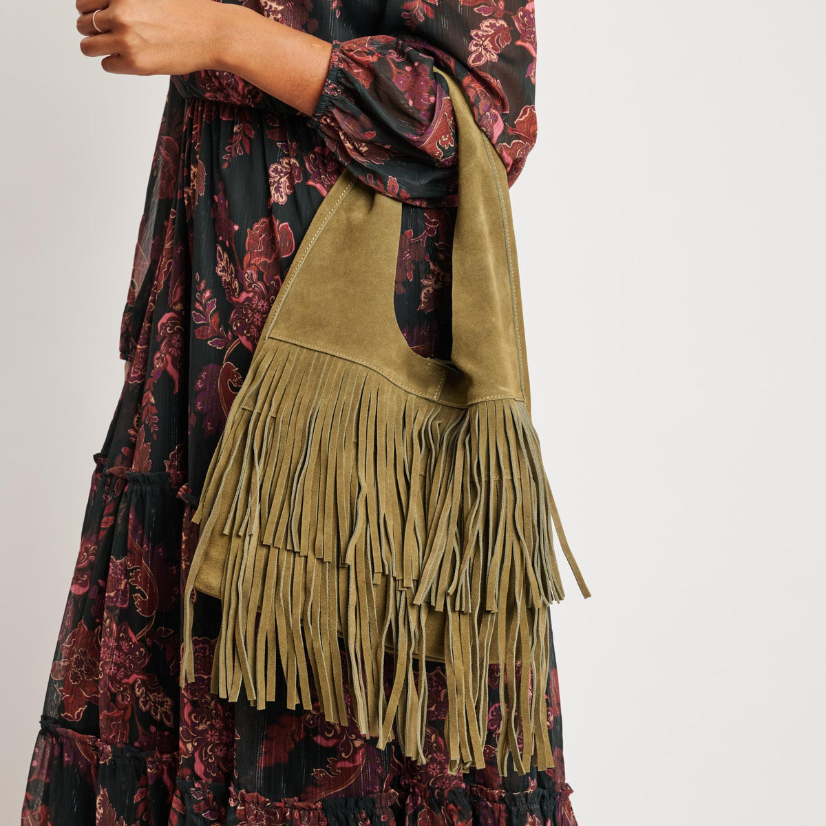 Woman wearing Olive Moda Luxe Hope Hobo 842017139102 View 4 | Olive