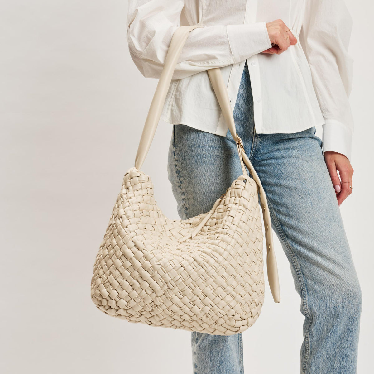 Woman wearing Oatmilk Moda Luxe Classica Crossbody 842017135494 View 3 | Oatmilk
