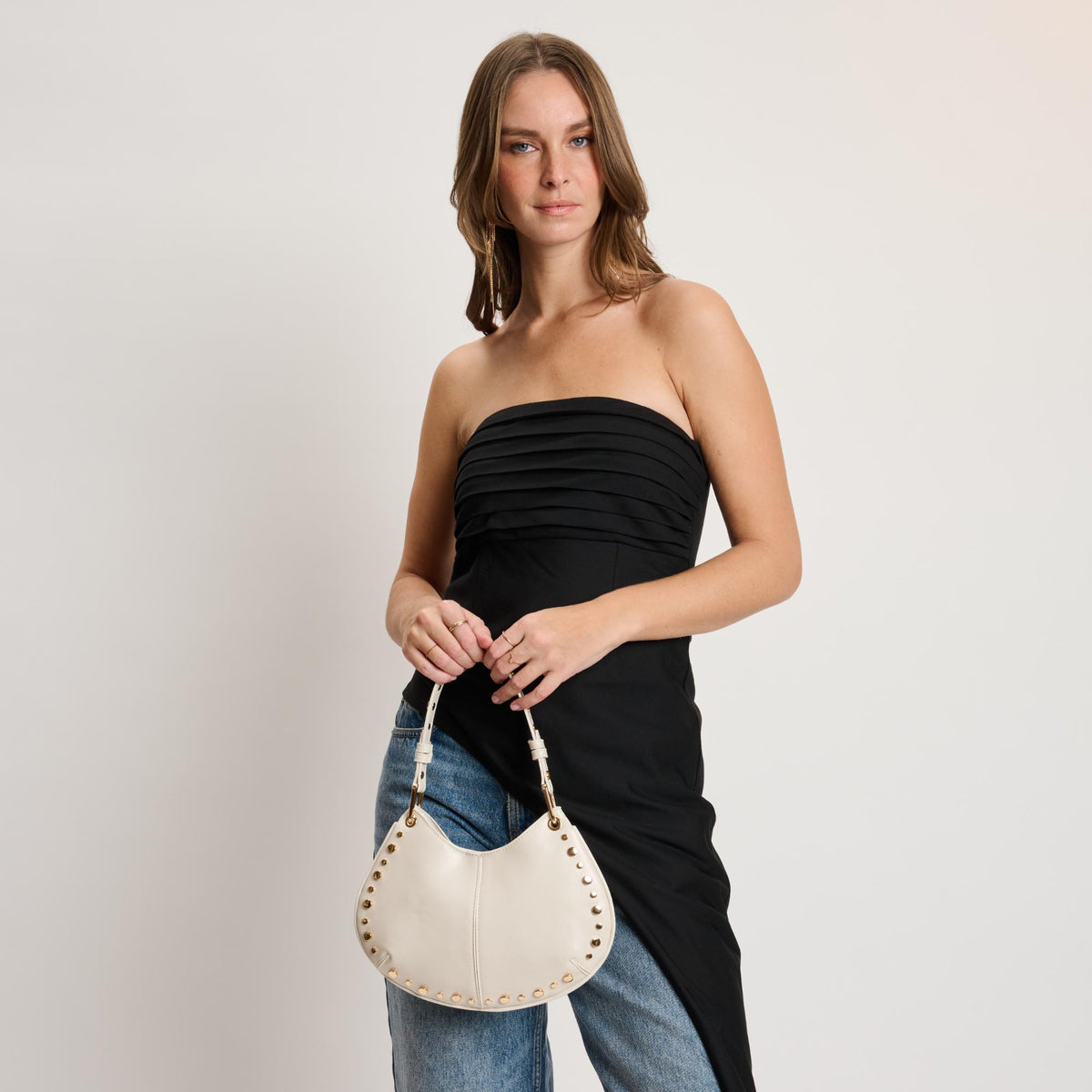 Woman wearing Oatmilk Moda Luxe Nova Crossbody 842017140122 View 4 | Oatmilk