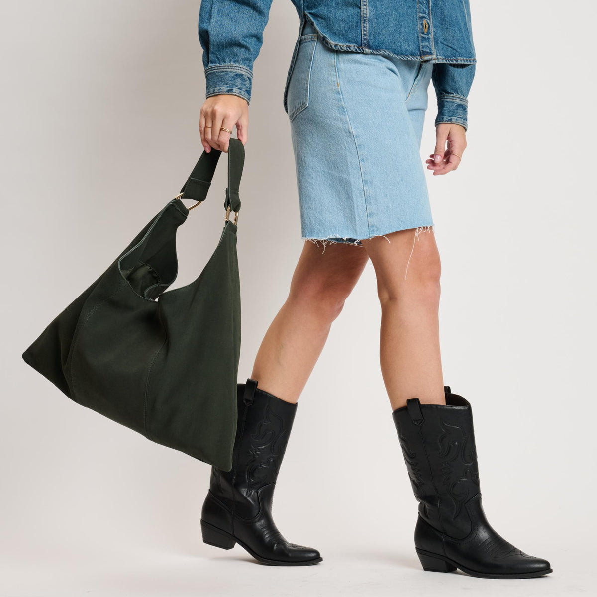 Woman wearing Olive Moda Luxe Indie Hobo 842017138945 View 4 | Olive