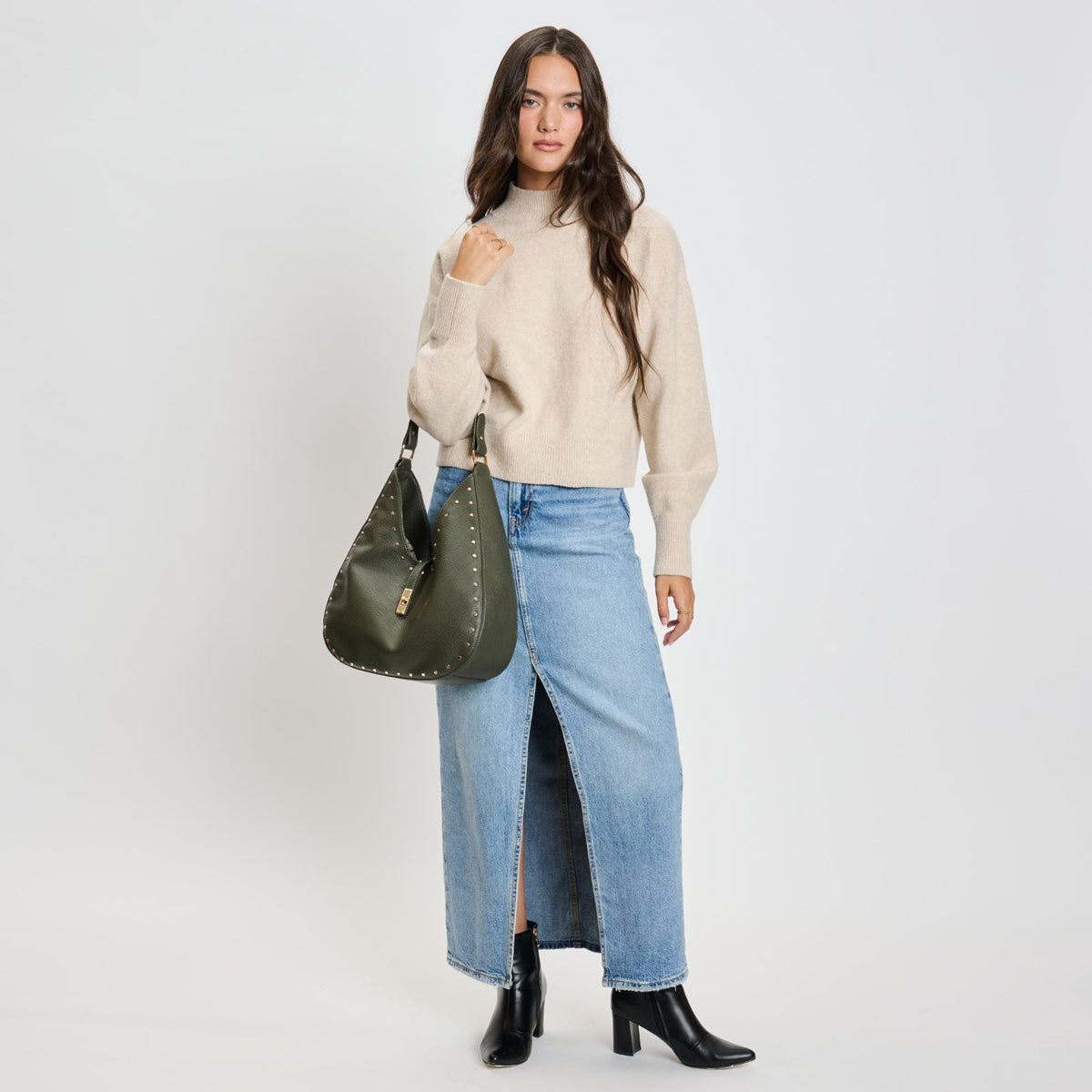 Woman wearing Forest Moda Luxe Oliva Hobo 842017136156 View 4 | Forest