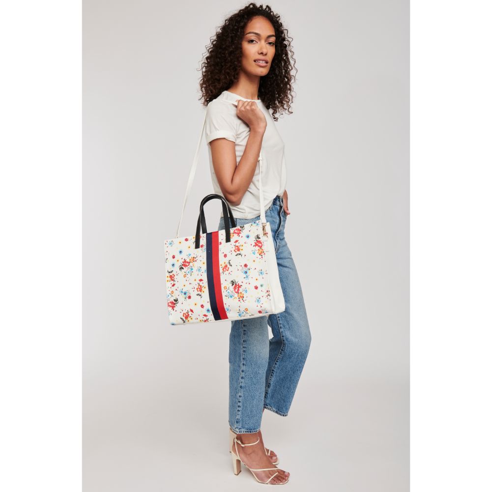 Woman wearing White Moda Luxe Julian Print Tote 842017118510 View 4 | White