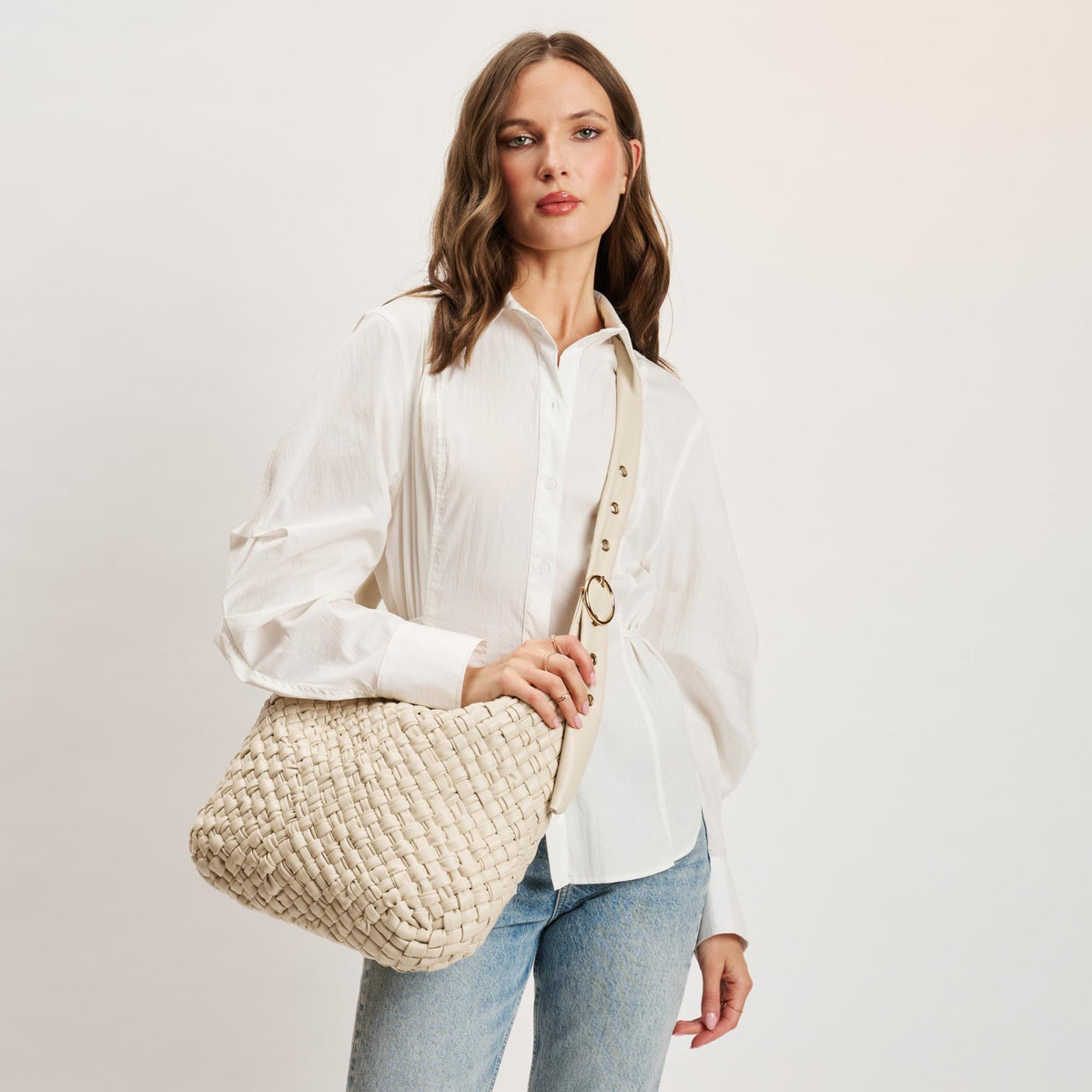 Woman wearing Oatmilk Moda Luxe Classica Crossbody 842017135494 View 1 | Oatmilk