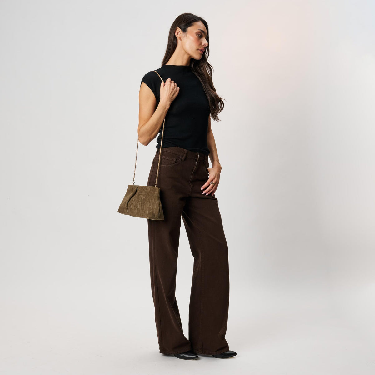 Woman wearing Olive Moda Luxe Elva Croco Clutch 842017142263 View 4 | Olive