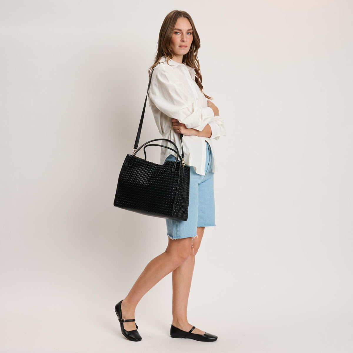 Woman wearing Black Moda Luxe Jackie Tote 842017140818 View 2 | Black