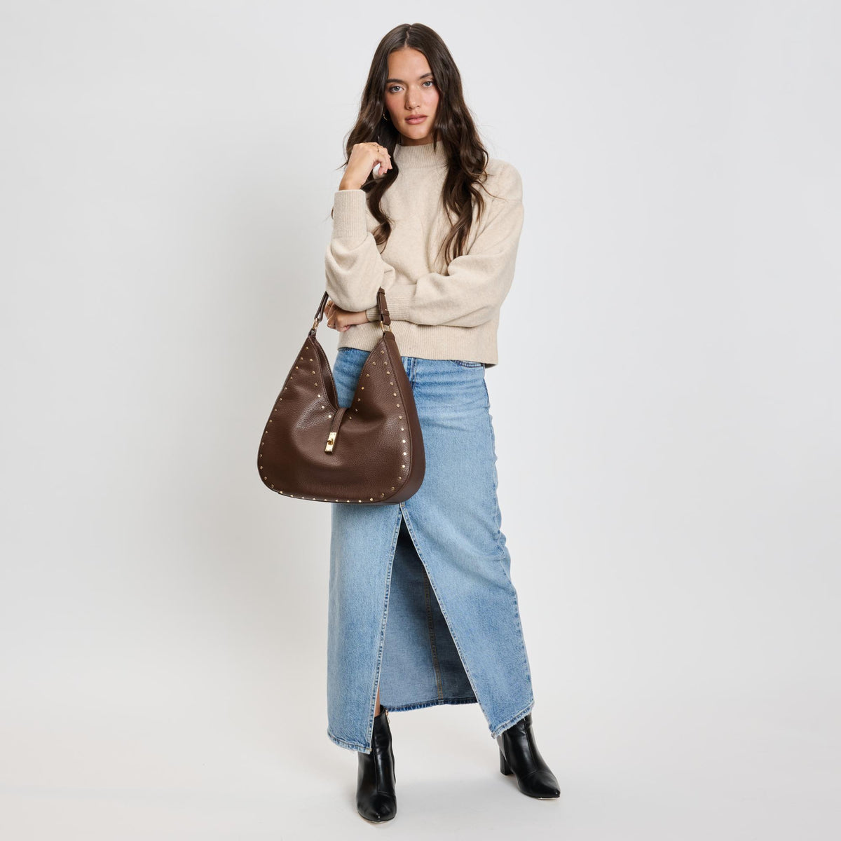 Woman wearing Chocolate Moda Luxe Oliva Hobo 842017136132 View 2 | Chocolate