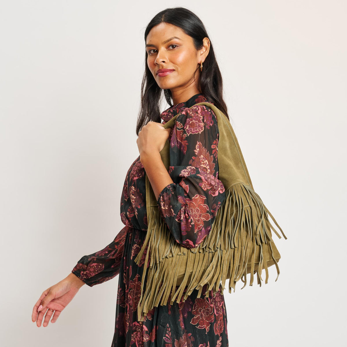 Woman wearing Olive Moda Luxe Hope Hobo 842017139102 View 2 | Olive