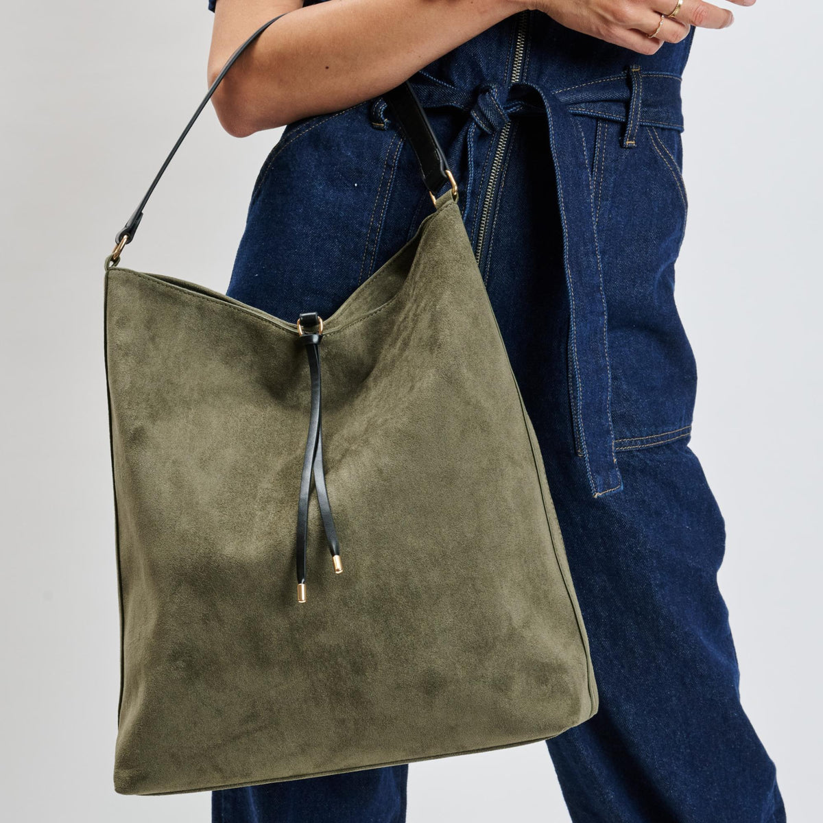 Woman wearing Olive Moda Luxe Felicity Hobo 842017139379 View 4 | Olive