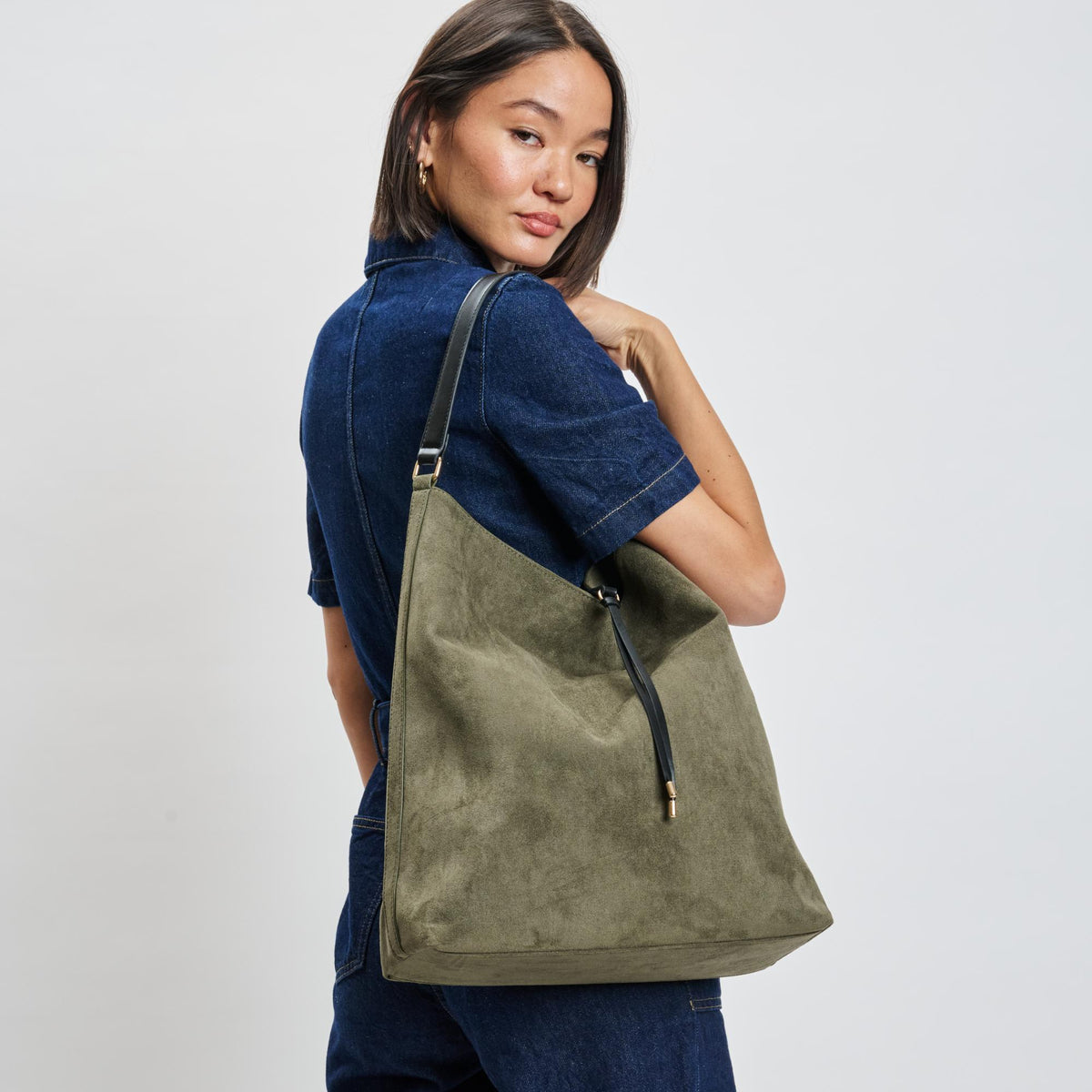 Woman wearing Olive Moda Luxe Felicity Hobo 842017139379 View 1 | Olive