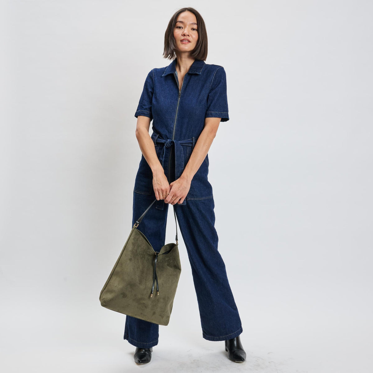 Woman wearing Olive Moda Luxe Felicity Hobo 842017139379 View 3 | Olive