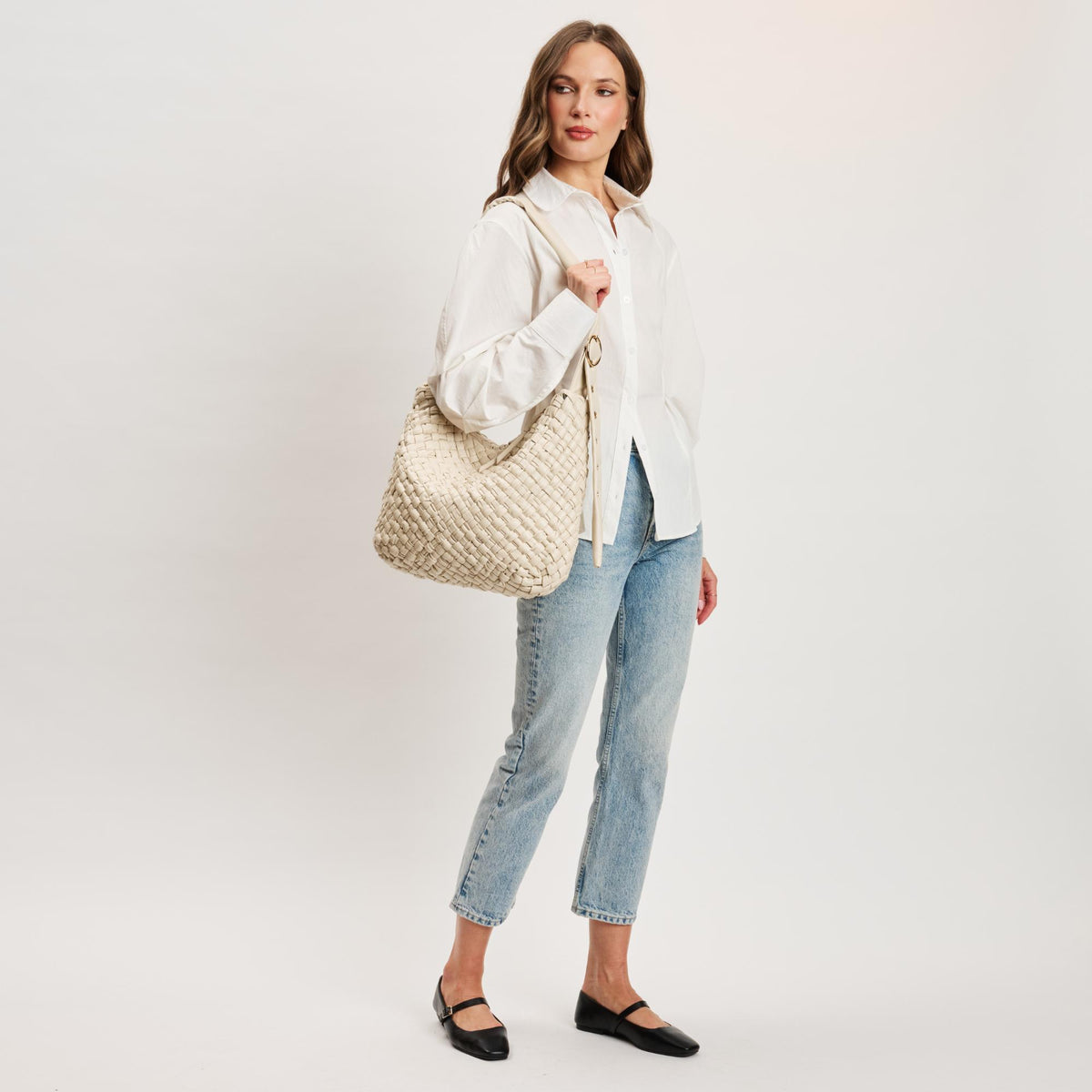 Woman wearing Oatmilk Moda Luxe Classica Crossbody 842017135494 View 2 | Oatmilk