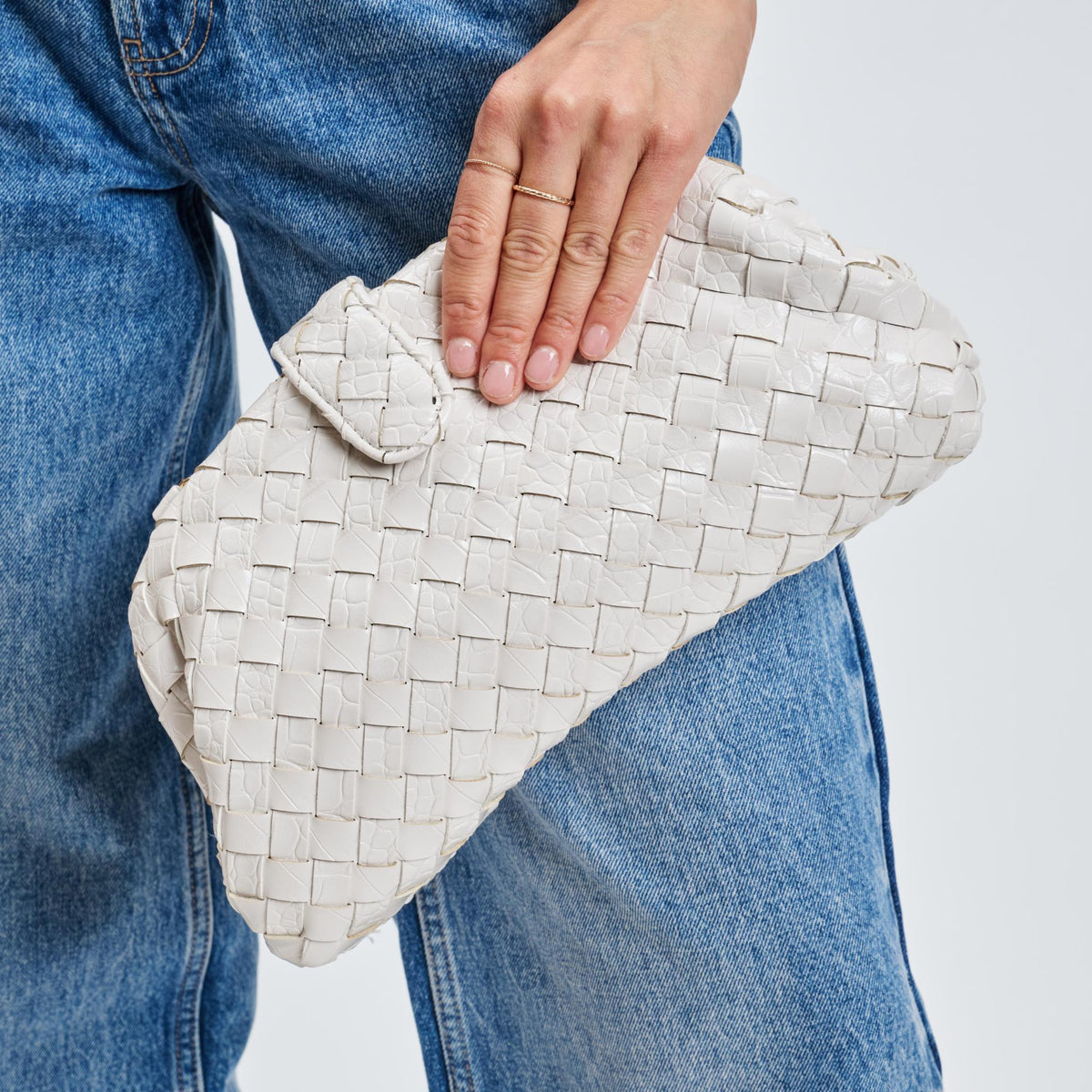 Woman wearing Oatmilk Moda Luxe GiGi Crossbody 842017139621 View 1 | Oatmilk