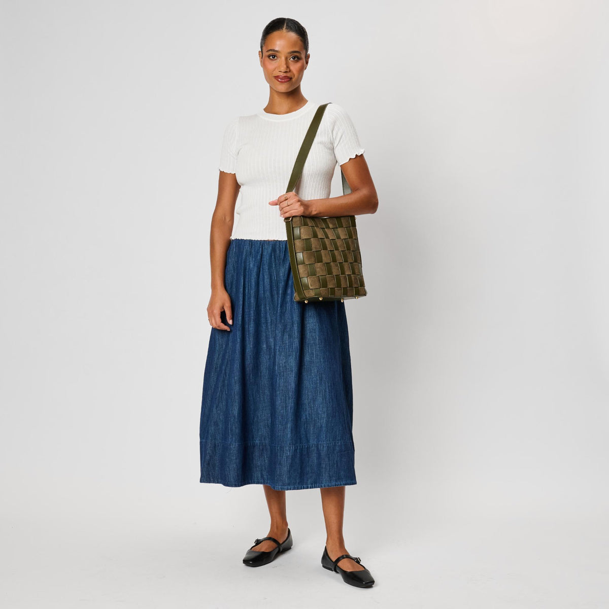 Woman wearing Olive Moda Luxe Naomi Bucket 842017142669 View 4 | Olive