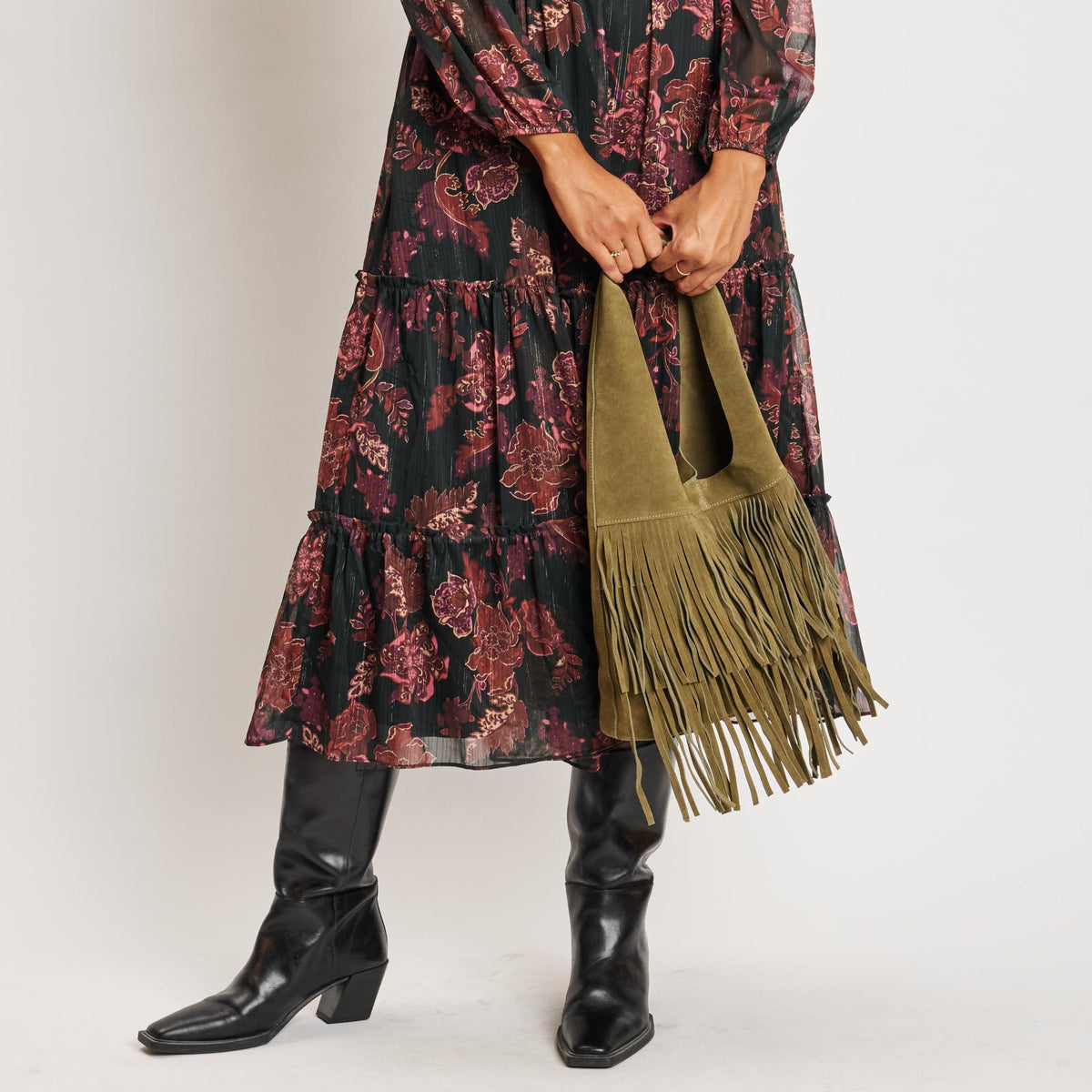 Woman wearing Olive Moda Luxe Hope Hobo 842017139102 View 1 | Olive