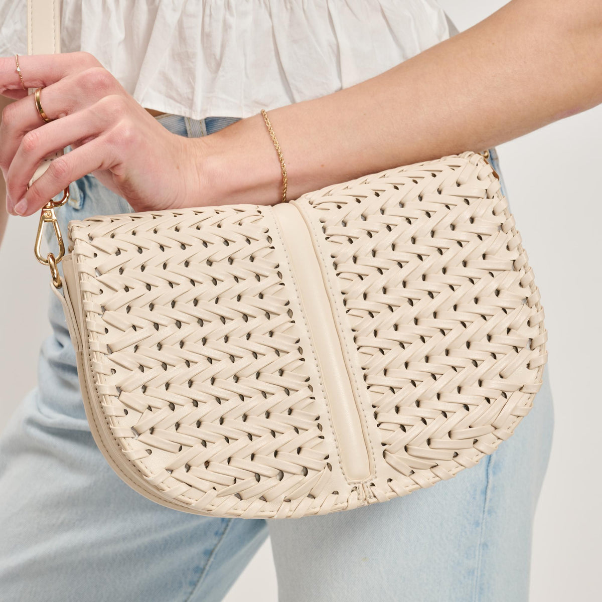 Woman wearing Oatmilk Moda Luxe Cecillia Crossbody 842017137696 View 4 | Oatmilk