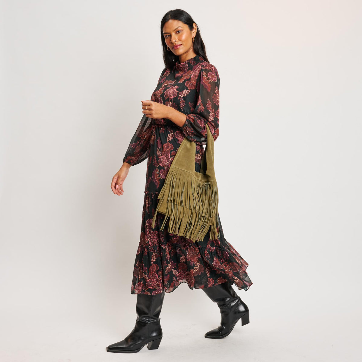 Woman wearing Olive Moda Luxe Hope Hobo 842017139102 View 3 | Olive