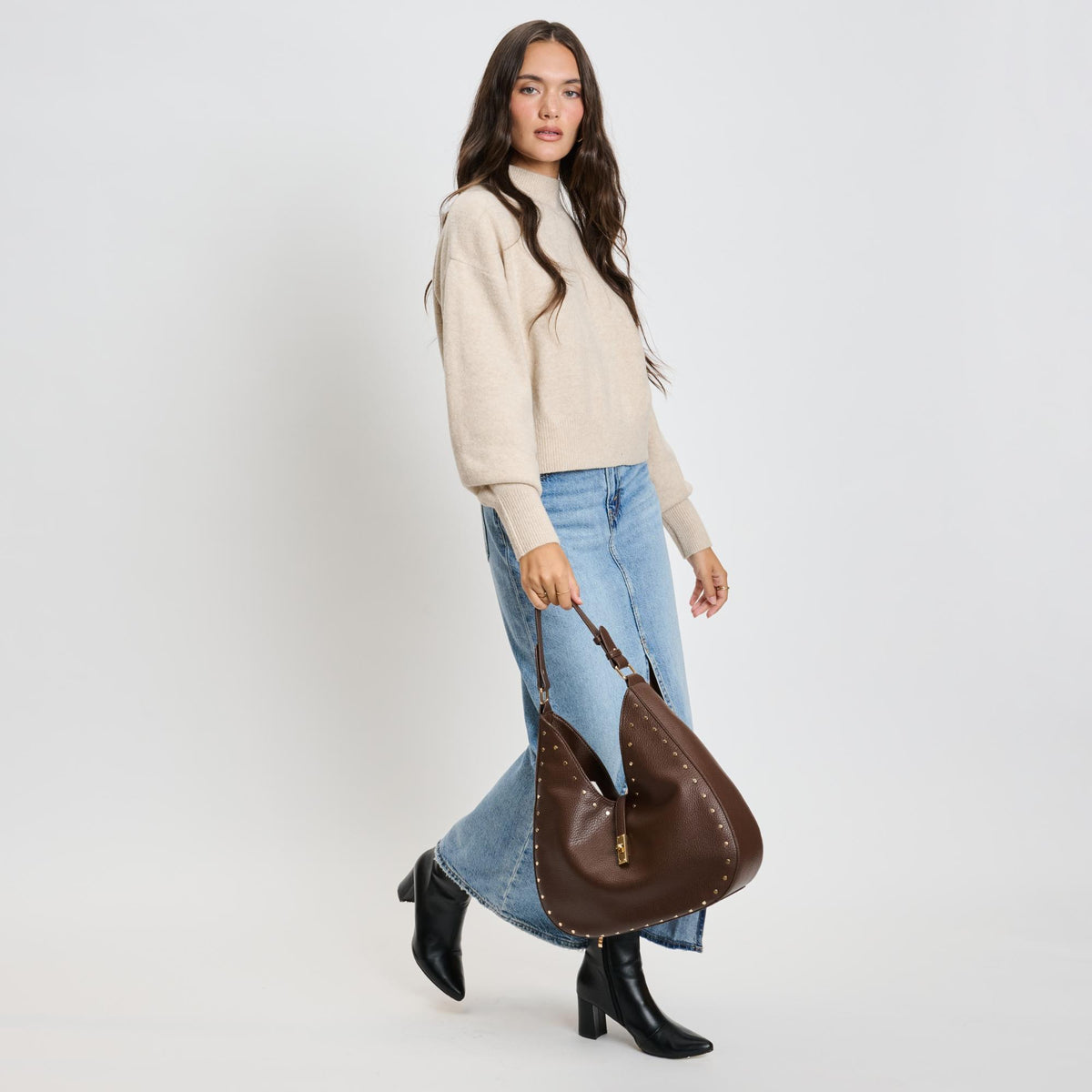 Woman wearing Chocolate Moda Luxe Oliva Hobo 842017136132 View 3 | Chocolate