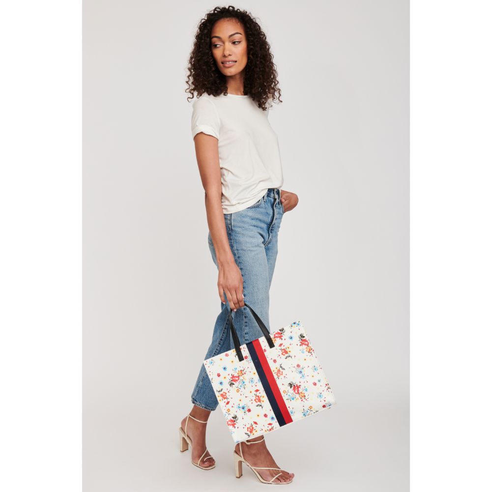 Woman wearing White Moda Luxe Julian Print Tote 842017118510 View 3 | White