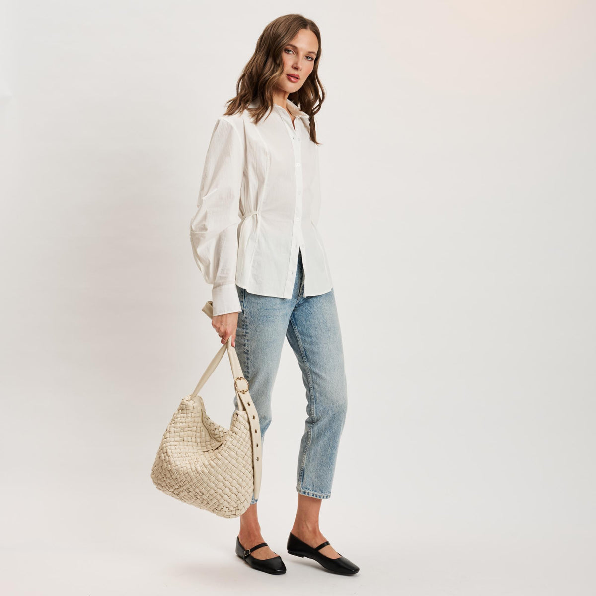 Woman wearing Oatmilk Moda Luxe Classica Crossbody 842017135494 View 4 | Oatmilk
