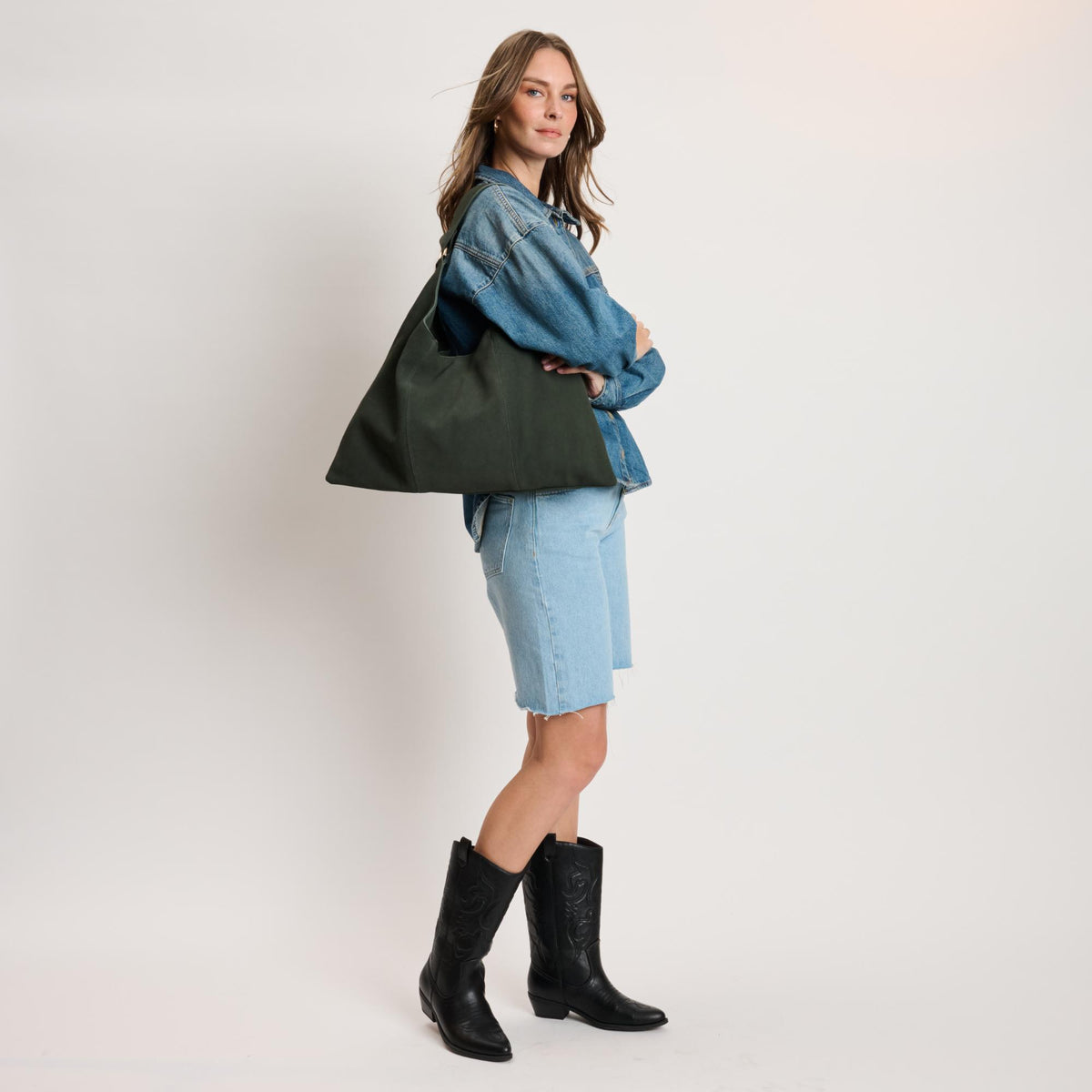 Woman wearing Olive Moda Luxe Indie Hobo 842017138945 View 2 | Olive