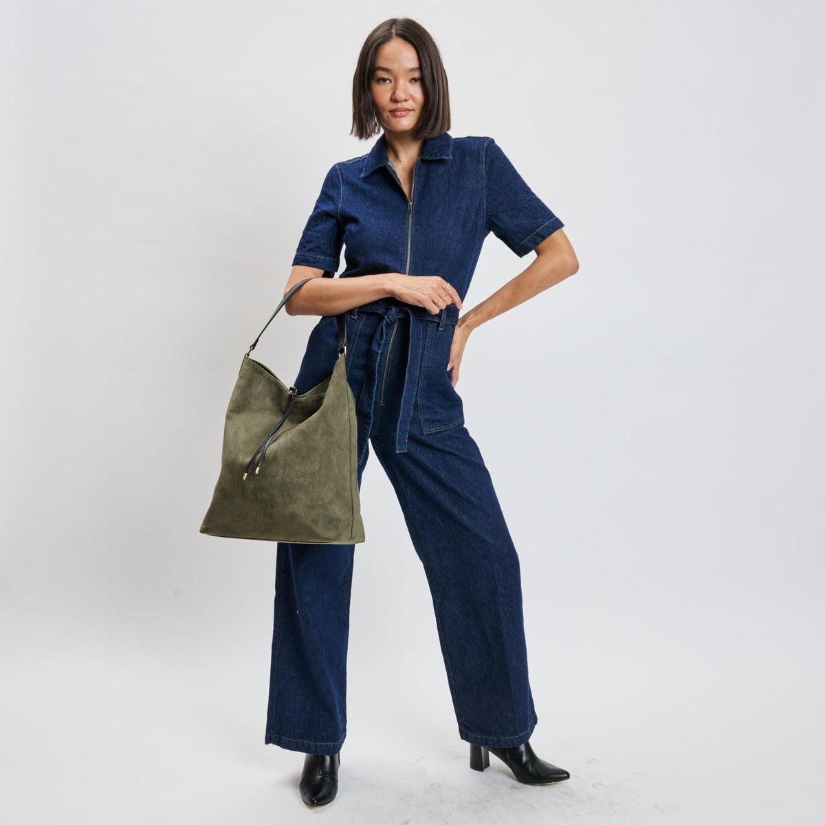 Woman wearing Olive Moda Luxe Felicity Hobo 842017139379 View 2 | Olive