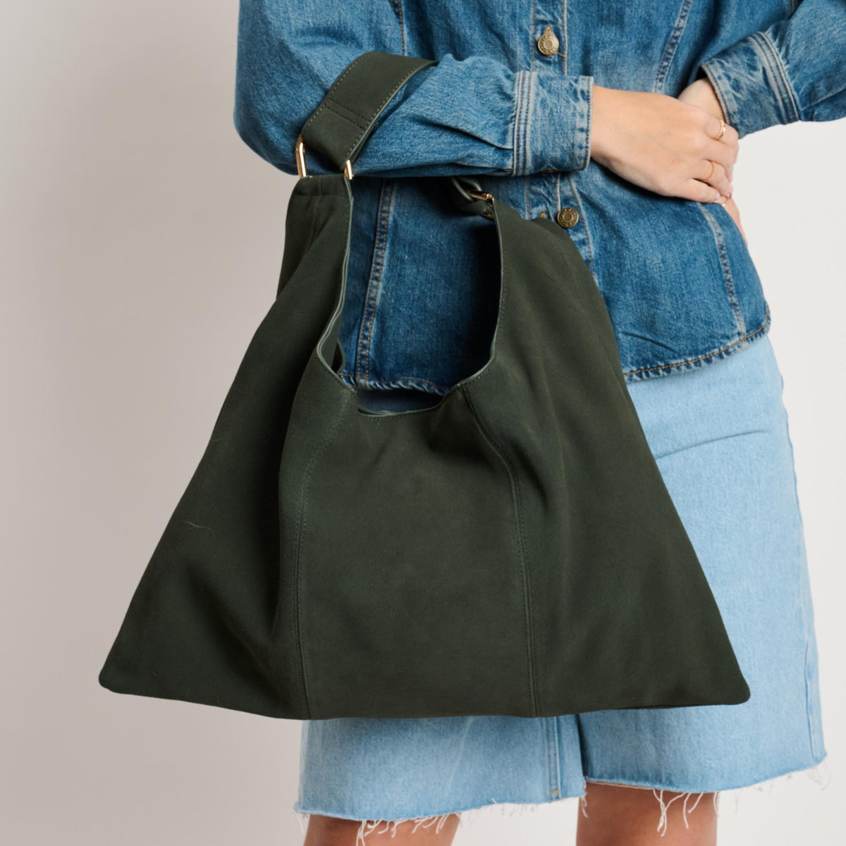 Woman wearing Olive Moda Luxe Indie Hobo 842017138945 View 3 | Olive